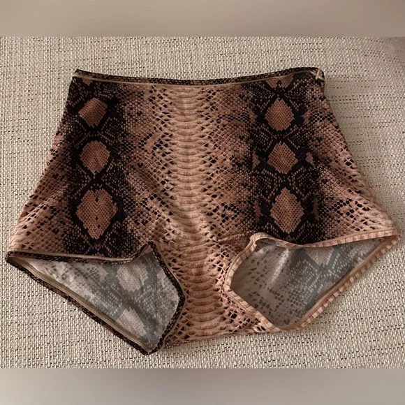 SKIMS Fits Everybody Boyshort in Clay Snakeskin size Medium - Picture 2 of 7